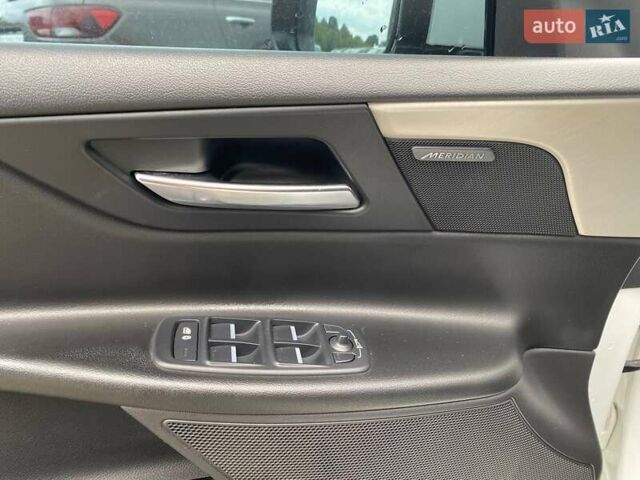 Белый Ягуар XE, объемом двигателя 2 л и пробегом 145 тыс. км за 13400 $, фото 10 на Automoto.ua