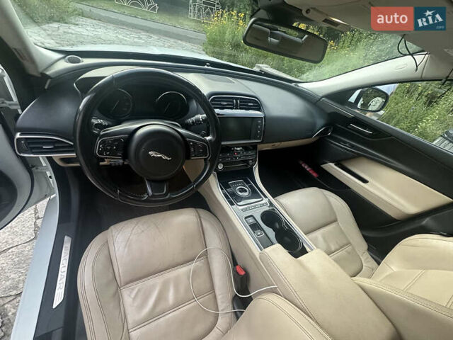 Белый Ягуар XE, объемом двигателя 2 л и пробегом 130 тыс. км за 18500 $, фото 10 на Automoto.ua
