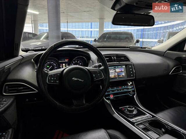 Белый Ягуар XE, объемом двигателя 2 л и пробегом 51 тыс. км за 15500 $, фото 14 на Automoto.ua