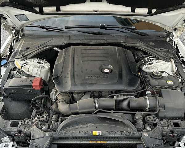 Белый Ягуар XE, объемом двигателя 2 л и пробегом 150 тыс. км за 13500 $, фото 17 на Automoto.ua