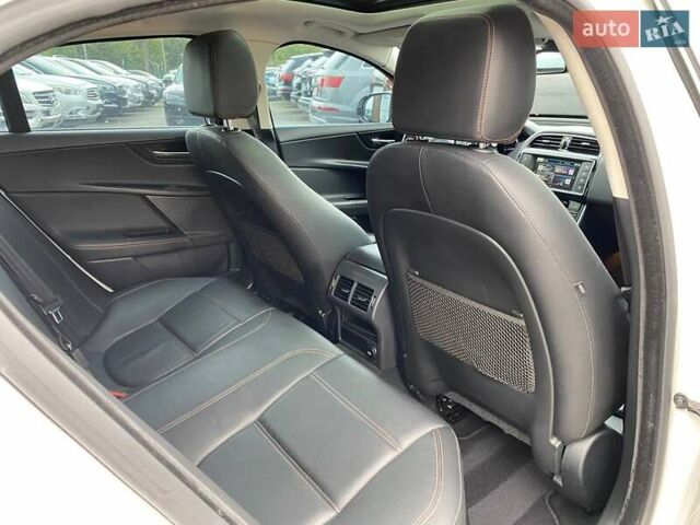 Белый Ягуар XE, объемом двигателя 2 л и пробегом 145 тыс. км за 13400 $, фото 20 на Automoto.ua