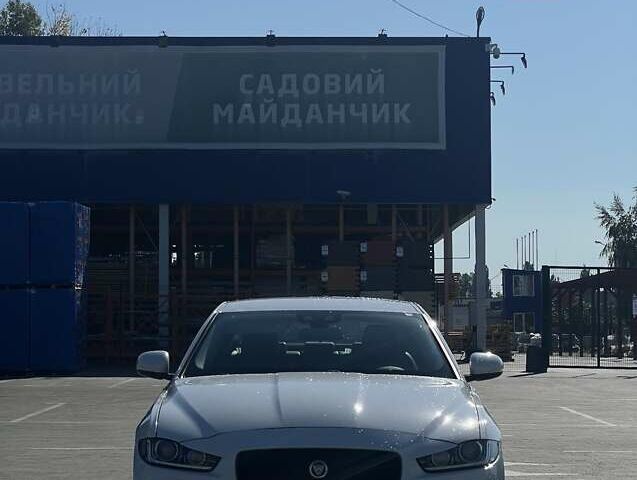Белый Ягуар XE, объемом двигателя 2 л и пробегом 156 тыс. км за 15800 $, фото 5 на Automoto.ua