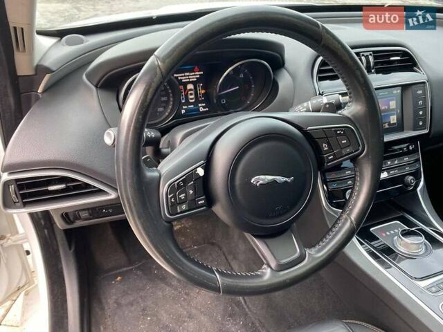Белый Ягуар XE, объемом двигателя 2 л и пробегом 145 тыс. км за 13400 $, фото 11 на Automoto.ua