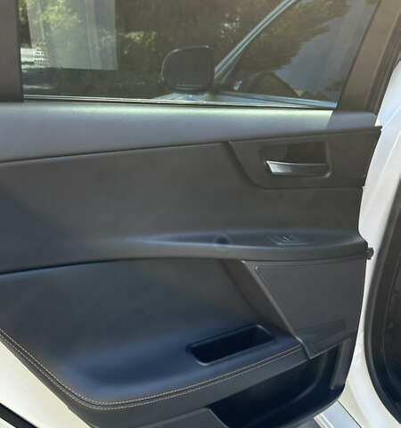 Белый Ягуар XE, объемом двигателя 2 л и пробегом 115 тыс. км за 14500 $, фото 15 на Automoto.ua