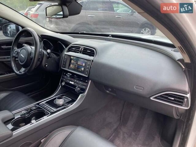 Белый Ягуар XE, объемом двигателя 2 л и пробегом 145 тыс. км за 13400 $, фото 7 на Automoto.ua