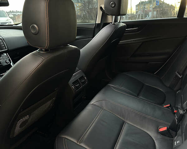 Белый Ягуар XE, объемом двигателя 2 л и пробегом 150 тыс. км за 13500 $, фото 12 на Automoto.ua