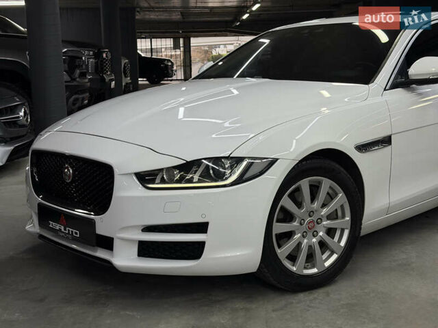 Белый Ягуар XE, объемом двигателя 2 л и пробегом 51 тыс. км за 15500 $, фото 5 на Automoto.ua