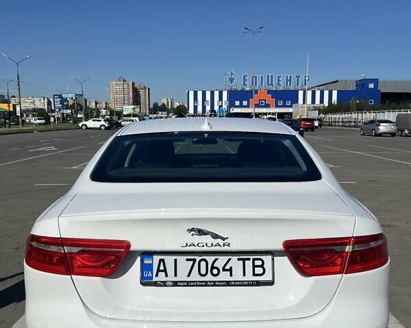 Белый Ягуар XE, объемом двигателя 2 л и пробегом 156 тыс. км за 15800 $, фото 1 на Automoto.ua