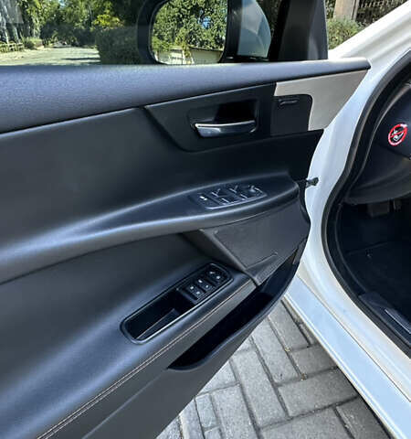 Белый Ягуар XE, объемом двигателя 2 л и пробегом 115 тыс. км за 14500 $, фото 6 на Automoto.ua