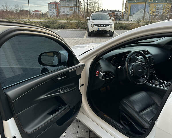 Белый Ягуар XE, объемом двигателя 2 л и пробегом 150 тыс. км за 13500 $, фото 7 на Automoto.ua