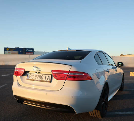 Белый Ягуар XE, объемом двигателя 2 л и пробегом 136 тыс. км за 19000 $, фото 12 на Automoto.ua