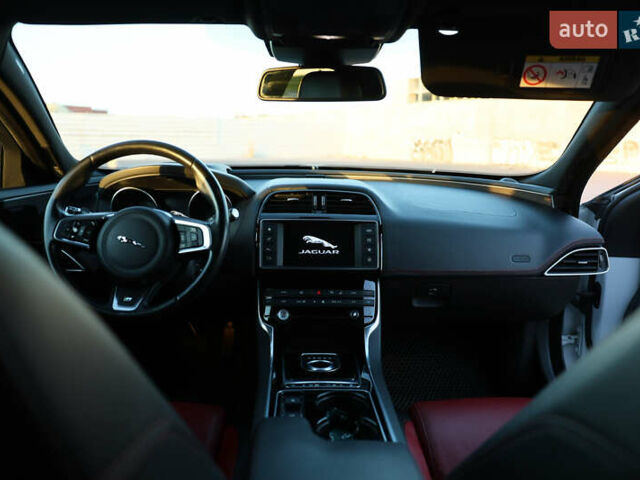 Белый Ягуар XE, объемом двигателя 2 л и пробегом 136 тыс. км за 19000 $, фото 19 на Automoto.ua