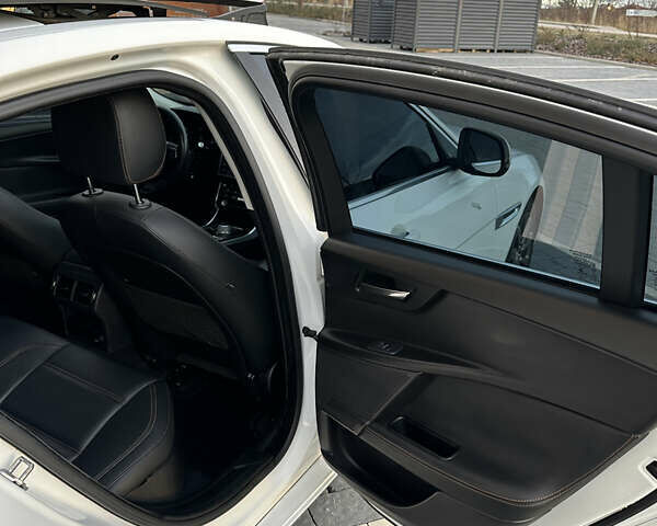 Белый Ягуар XE, объемом двигателя 2 л и пробегом 150 тыс. км за 13500 $, фото 16 на Automoto.ua