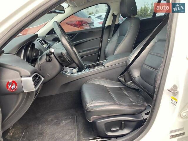 Белый Ягуар XE, объемом двигателя 2 л и пробегом 145 тыс. км за 13400 $, фото 15 на Automoto.ua