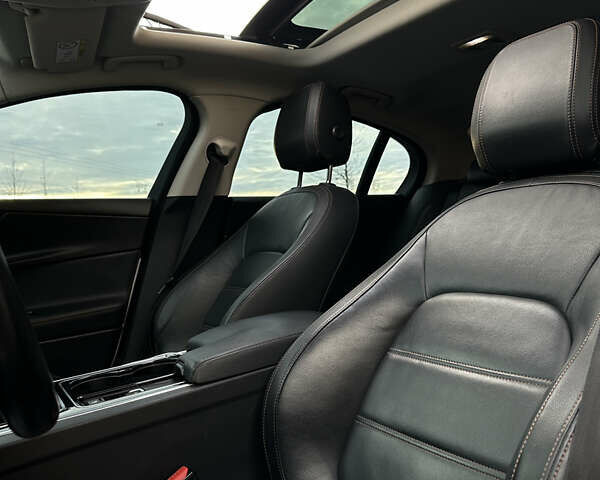 Белый Ягуар XE, объемом двигателя 2 л и пробегом 150 тыс. км за 13500 $, фото 11 на Automoto.ua