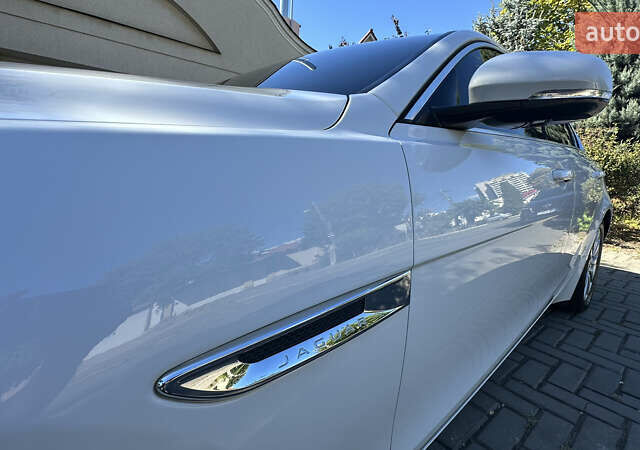 Белый Ягуар XE, объемом двигателя 2 л и пробегом 115 тыс. км за 14500 $, фото 4 на Automoto.ua