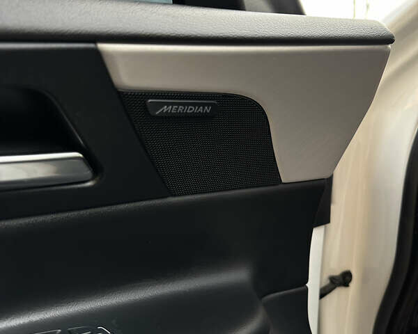 Белый Ягуар XE, объемом двигателя 2 л и пробегом 150 тыс. км за 13500 $, фото 8 на Automoto.ua