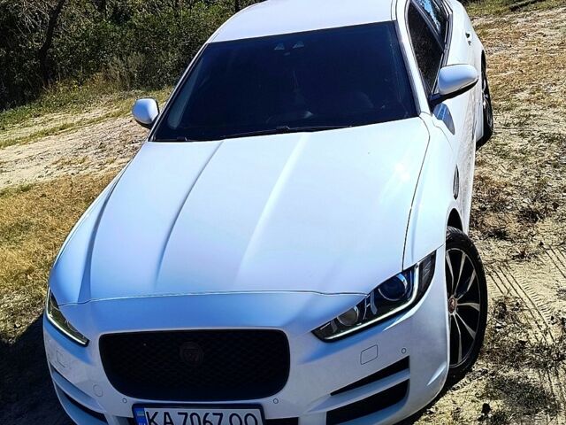 Белый Ягуар XE, объемом двигателя 2 л и пробегом 211 тыс. км за 16600 $, фото 5 на Automoto.ua