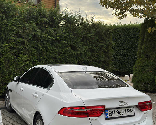 Белый Ягуар XE, объемом двигателя 2 л и пробегом 47 тыс. км за 17000 $, фото 1 на Automoto.ua