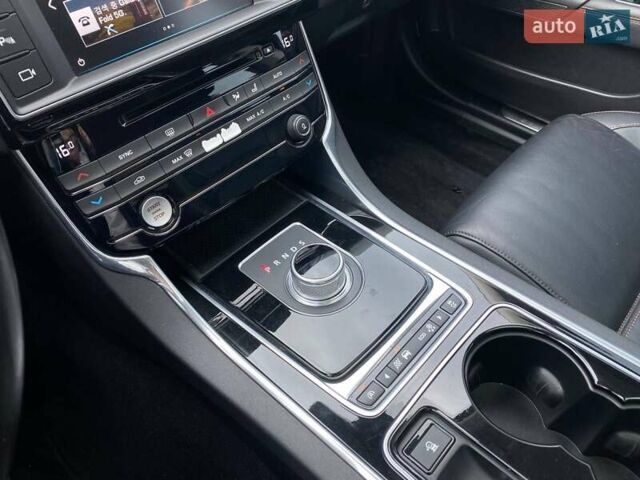 Белый Ягуар XE, объемом двигателя 2 л и пробегом 145 тыс. км за 13400 $, фото 14 на Automoto.ua