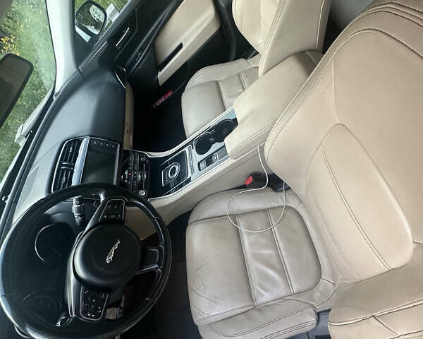 Белый Ягуар XE, объемом двигателя 2 л и пробегом 130 тыс. км за 18500 $, фото 8 на Automoto.ua