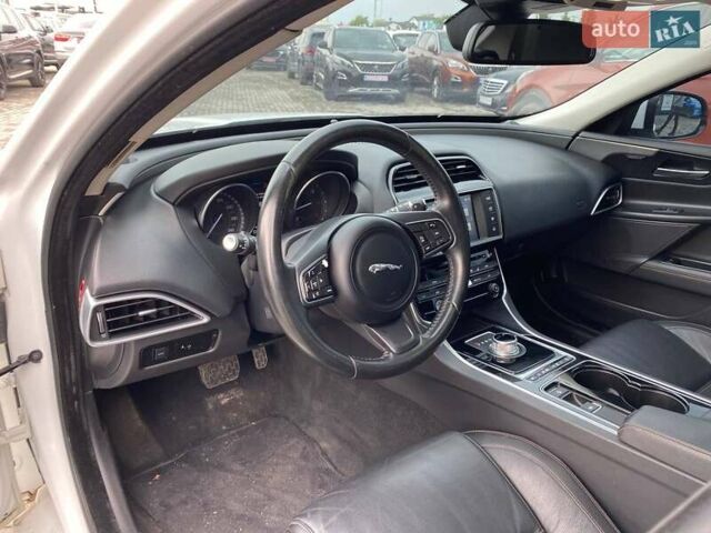 Белый Ягуар XE, объемом двигателя 2 л и пробегом 145 тыс. км за 13400 $, фото 9 на Automoto.ua