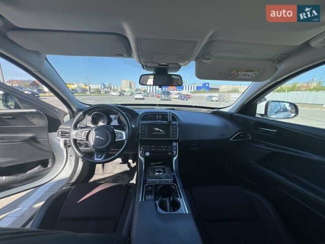 Белый Ягуар XE, объемом двигателя 2 л и пробегом 156 тыс. км за 15800 $, фото 9 на Automoto.ua