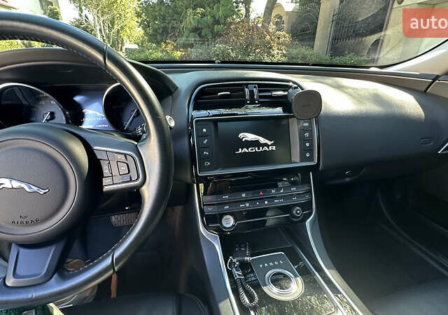 Белый Ягуар XE, объемом двигателя 2 л и пробегом 115 тыс. км за 14500 $, фото 11 на Automoto.ua