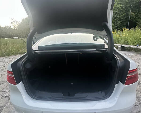 Белый Ягуар XE, объемом двигателя 2 л и пробегом 130 тыс. км за 18500 $, фото 11 на Automoto.ua