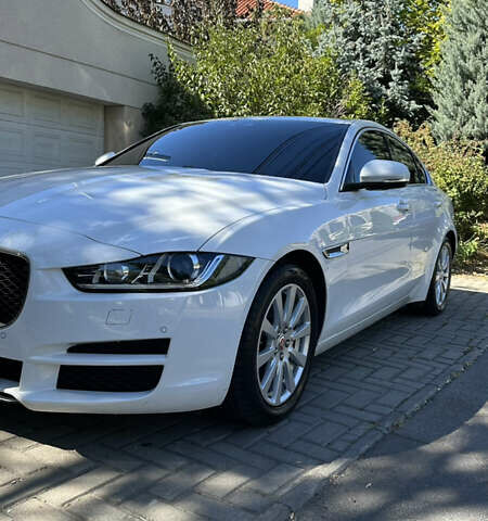 Белый Ягуар XE, объемом двигателя 2 л и пробегом 115 тыс. км за 14500 $, фото 1 на Automoto.ua