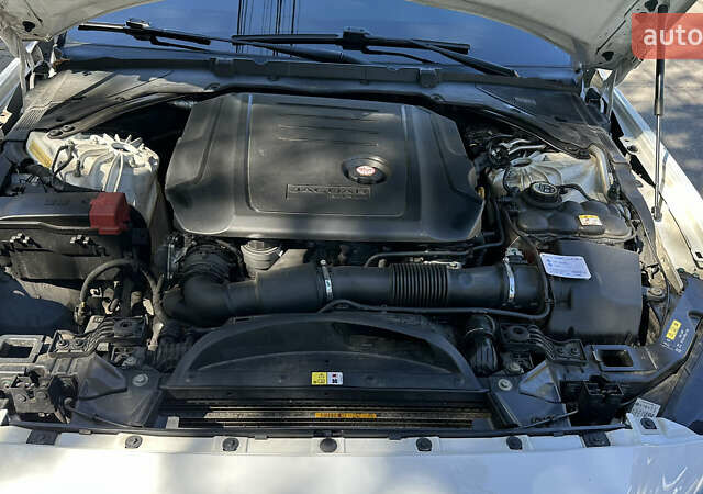 Белый Ягуар XE, объемом двигателя 2 л и пробегом 115 тыс. км за 14500 $, фото 23 на Automoto.ua