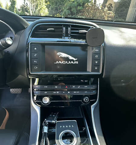 Белый Ягуар XE, объемом двигателя 2 л и пробегом 115 тыс. км за 14500 $, фото 12 на Automoto.ua