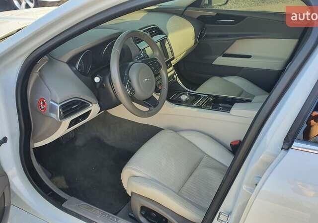 Білий Ягуар XE, об'ємом двигуна 2 л та пробігом 180 тис. км за 16500 $, фото 8 на Automoto.ua