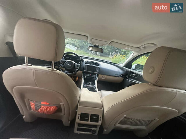 Белый Ягуар XE, объемом двигателя 2 л и пробегом 130 тыс. км за 18500 $, фото 6 на Automoto.ua