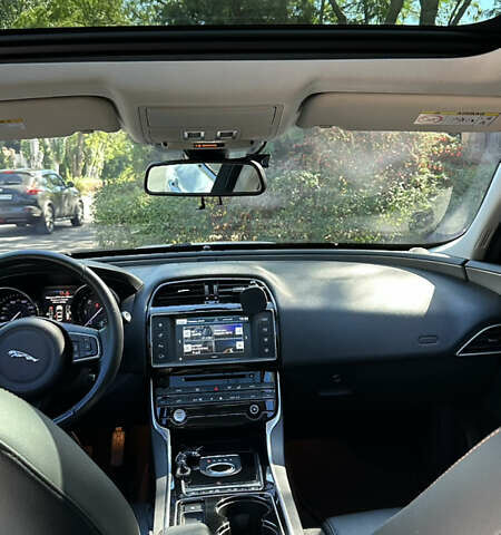 Белый Ягуар XE, объемом двигателя 2 л и пробегом 115 тыс. км за 14500 $, фото 13 на Automoto.ua