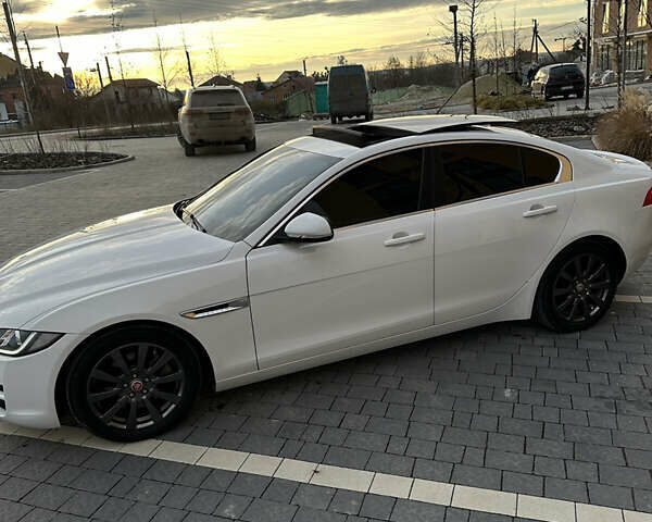 Белый Ягуар XE, объемом двигателя 2 л и пробегом 150 тыс. км за 13500 $, фото 3 на Automoto.ua