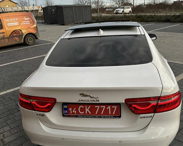 Белый Ягуар XE, объемом двигателя 2 л и пробегом 150 тыс. км за 13500 $, фото 5 на Automoto.ua