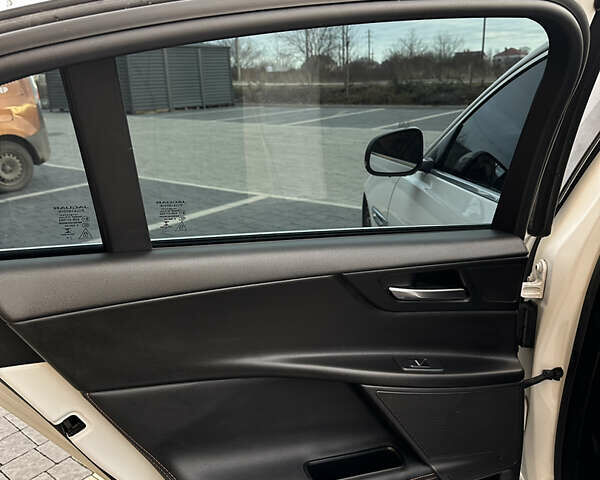 Белый Ягуар XE, объемом двигателя 2 л и пробегом 150 тыс. км за 13500 $, фото 13 на Automoto.ua