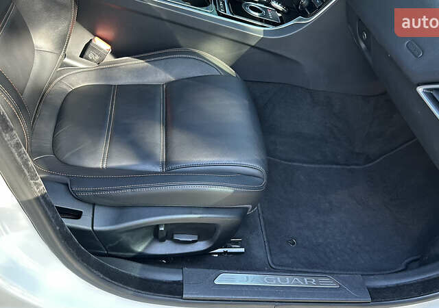 Белый Ягуар XE, объемом двигателя 2 л и пробегом 115 тыс. км за 14500 $, фото 19 на Automoto.ua