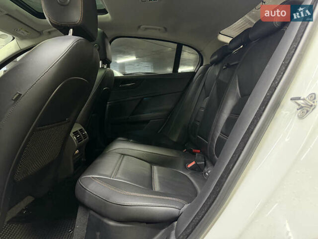 Белый Ягуар XE, объемом двигателя 2 л и пробегом 51 тыс. км за 15500 $, фото 13 на Automoto.ua