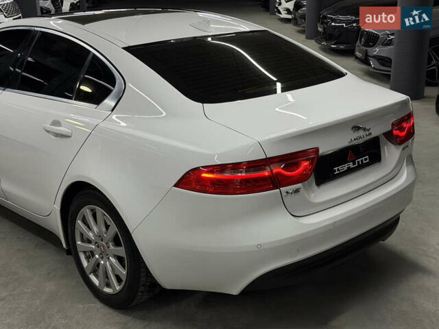 Белый Ягуар XE, объемом двигателя 2 л и пробегом 51 тыс. км за 15500 $, фото 11 на Automoto.ua