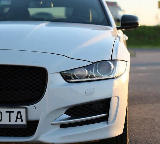 Белый Ягуар XE, объемом двигателя 2 л и пробегом 136 тыс. км за 19000 $, фото 7 на Automoto.ua