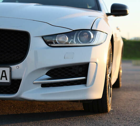 Белый Ягуар XE, объемом двигателя 2 л и пробегом 136 тыс. км за 19000 $, фото 1 на Automoto.ua