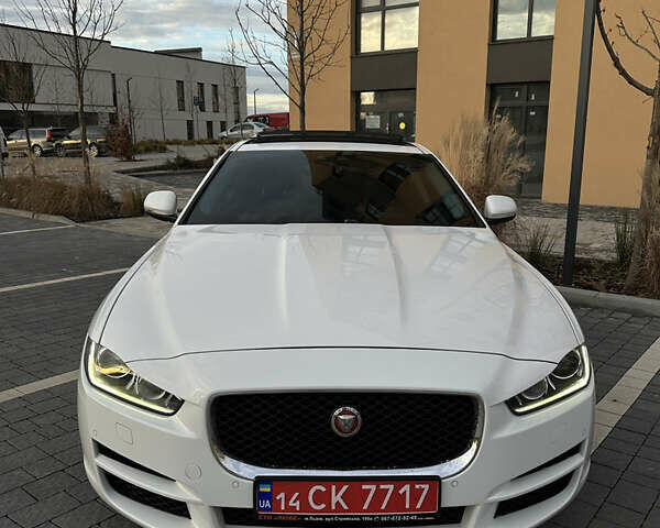 Белый Ягуар XE, объемом двигателя 2 л и пробегом 150 тыс. км за 13500 $, фото 1 на Automoto.ua