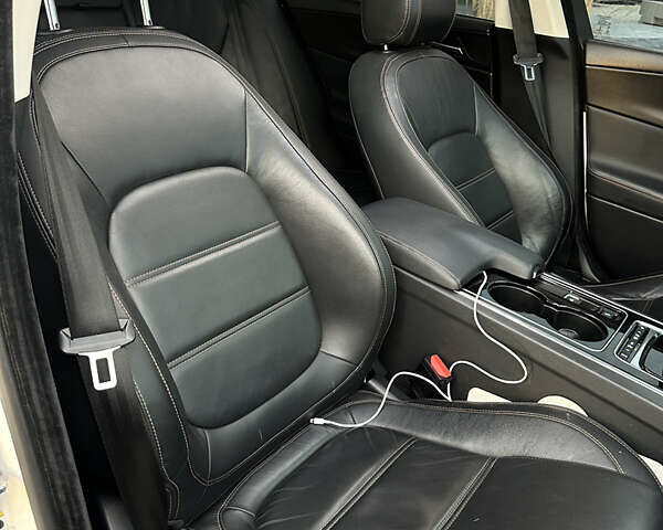 Белый Ягуар XE, объемом двигателя 2 л и пробегом 150 тыс. км за 13500 $, фото 15 на Automoto.ua