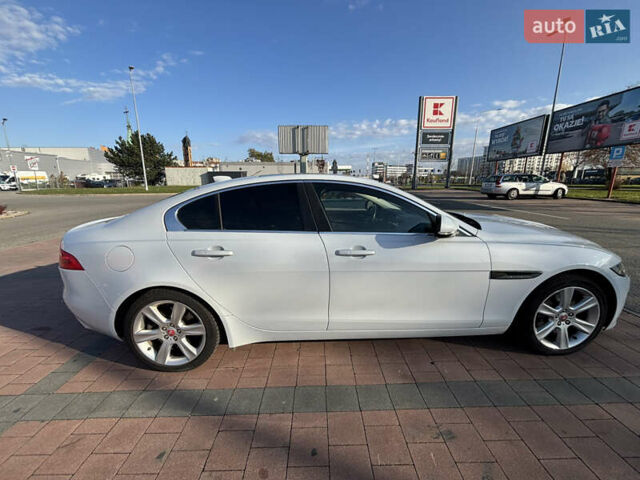 Белый Ягуар XE, объемом двигателя 2 л и пробегом 135 тыс. км за 16000 $, фото 6 на Automoto.ua