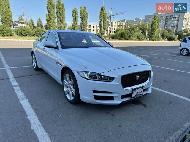 Белый Ягуар XE, объемом двигателя 2 л и пробегом 78 тыс. км за 16800 $, фото 1 на Automoto.ua