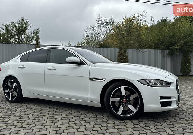 Белый Ягуар XE, объемом двигателя 2 л и пробегом 137 тыс. км за 16950 $, фото 3 на Automoto.ua
