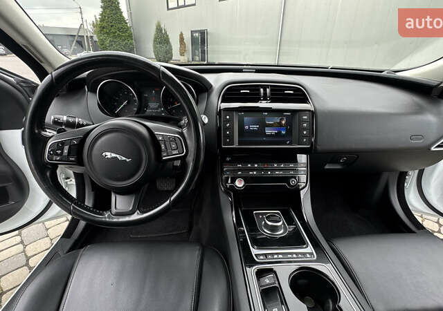Белый Ягуар XE, объемом двигателя 2 л и пробегом 137 тыс. км за 16950 $, фото 63 на Automoto.ua