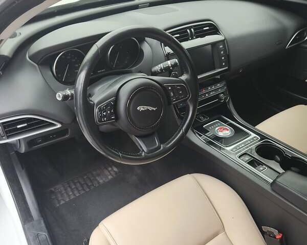 Белый Ягуар XE, объемом двигателя 2 л и пробегом 158 тыс. км за 15800 $, фото 7 на Automoto.ua